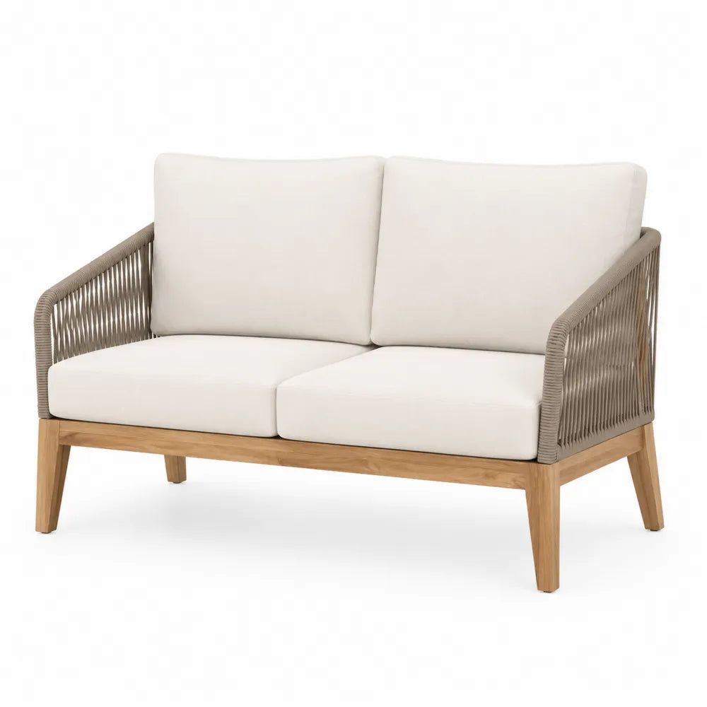 Dwuosobowa sofa z drewna tekowego z kremowymi poduszkami