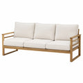 Drewniana sofa ogrodowa trzyosobowa z jasnymi poduszkami