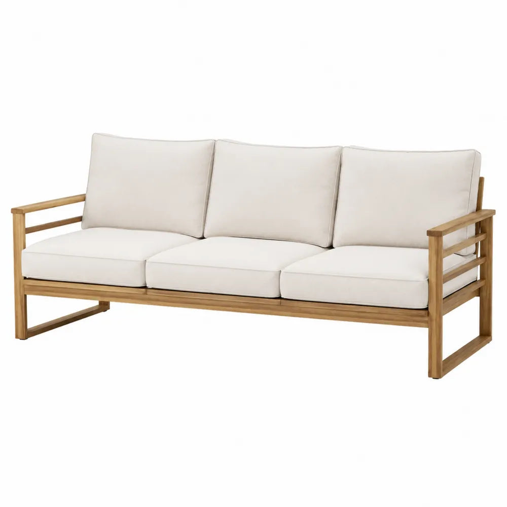Drewniana sofa ogrodowa trzyosobowa z jasnymi poduszkami