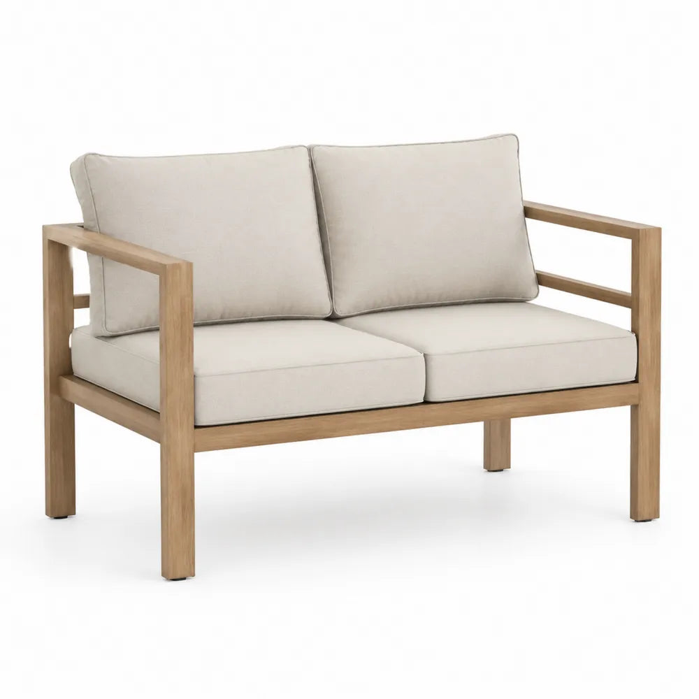 Dwuosobowa sofa z drewna teak z kremowymi poduszkami