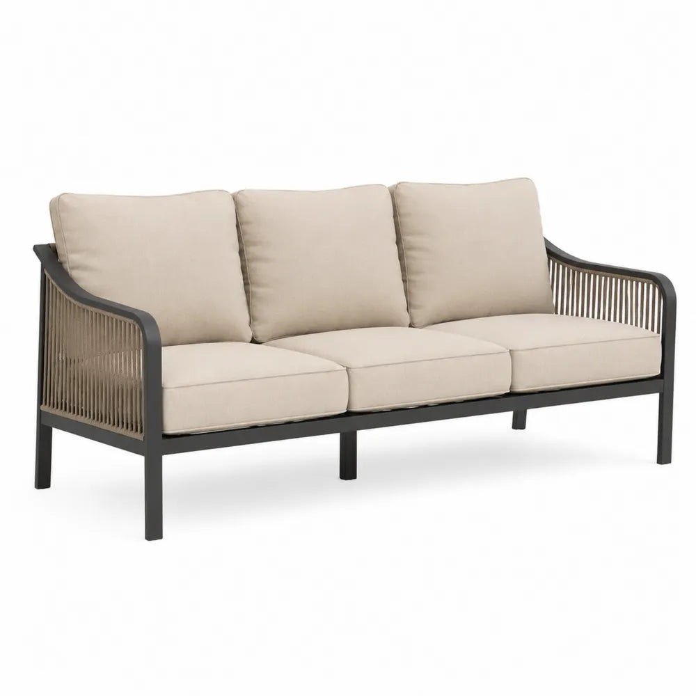 Sofa aluminiowa trzyosobowa z beżowymi poduszkami